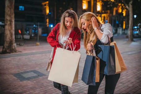 ВСЕЛЕННАЯ ТОВАРОВ ЯРМАРКИ ПРЯНИК ЛАУНЖ